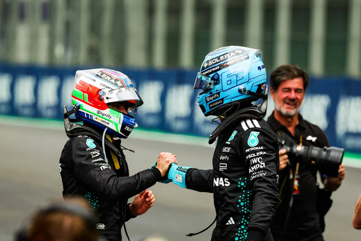 Mercedes-teamgenoten Kimi Antonelli en George Russell na de sprintrace in Brazilië in 2025