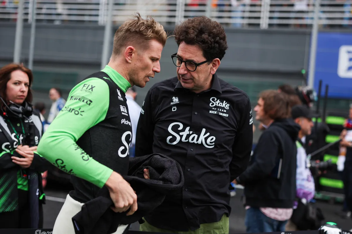 Mattia Binotto en Nico Hülkenberg met elkaar in gesprek op de grid in Brazil