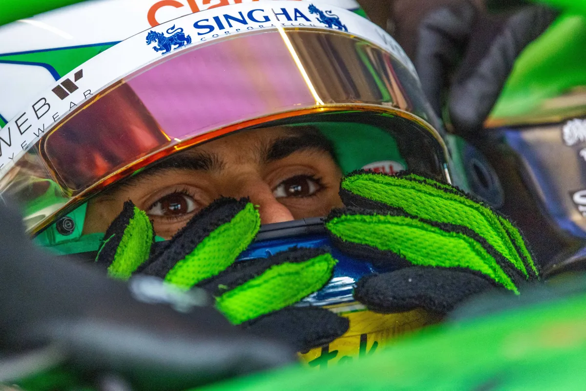 Sauber-coureur Gabriel Bortoleto in zijn auto in Brazilië