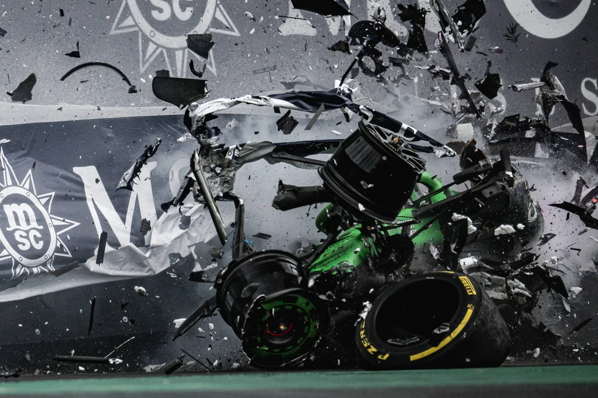 Brokstukken vliegen in het rond tijdens de crash van Gabriel Bortoleto tijdens de Sprint in Brazilië 2025