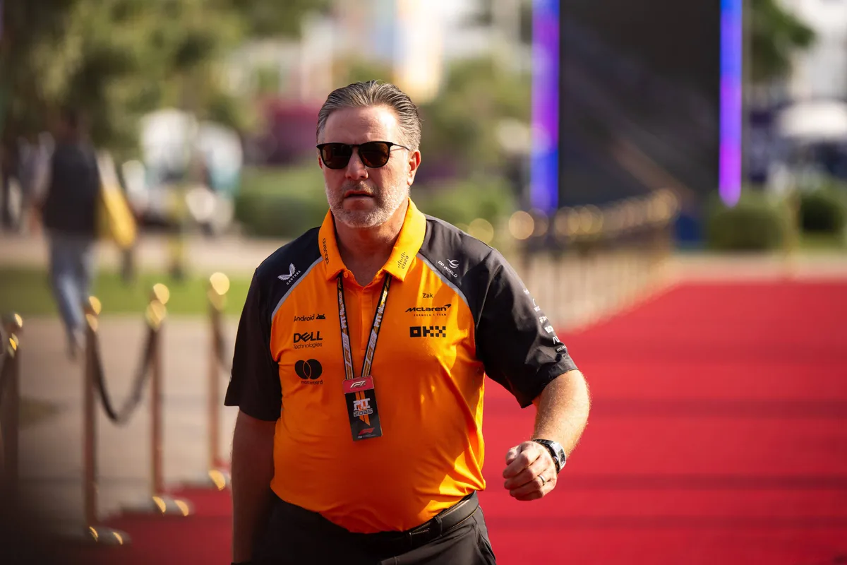 McLaren-baas Zak Brown arriveert in Qatar