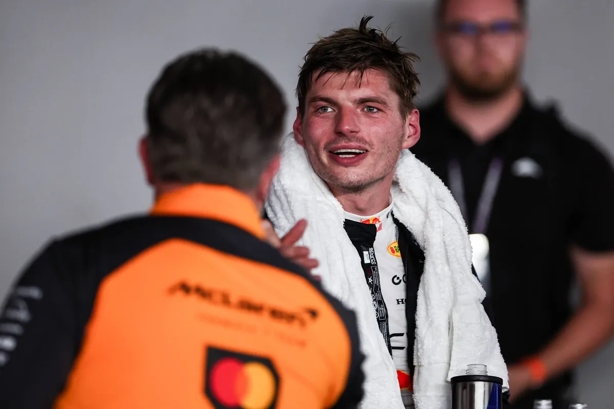 Red Bull-coureur Max Verstappen feliciteert Zak Brown na de GP van Singapore in 2025