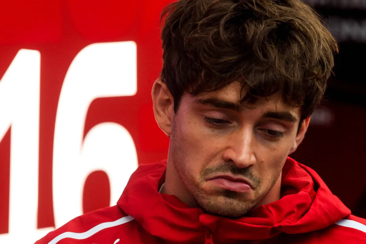 Charles Leclerc kijkt beteuterd na de Grand Prix van Brazilië