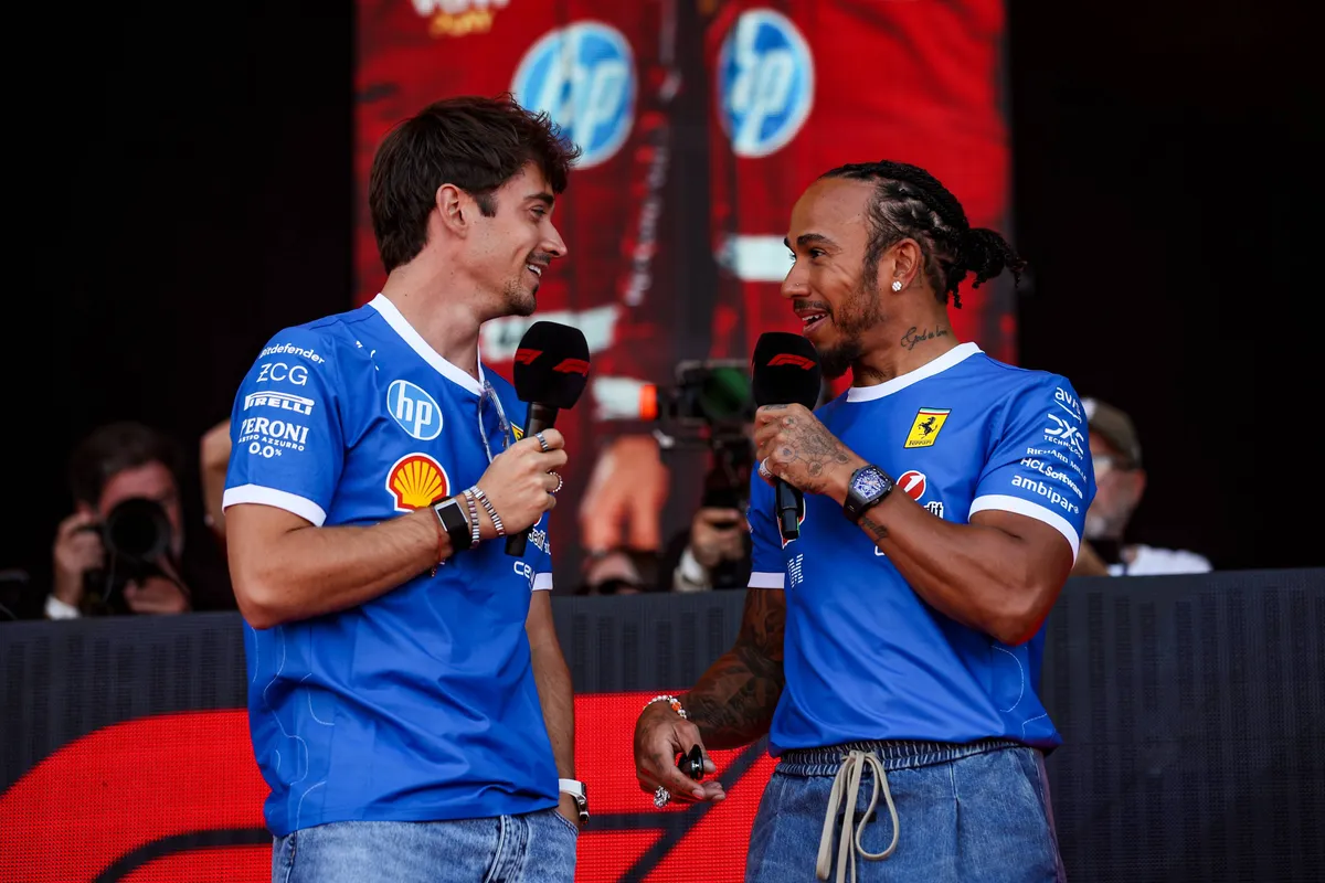 charles leclerc en lewis hamilton op een podium