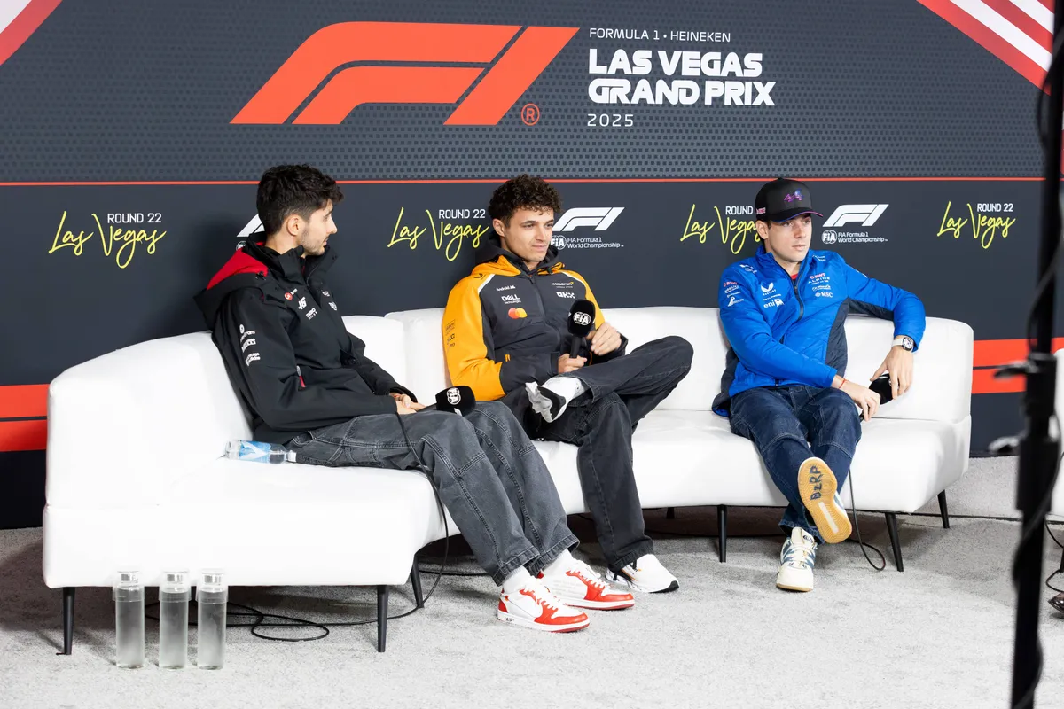 Franco Colapinto, Esteban Ocon en Lando Norris tijdens een persmoment in Las Vegas