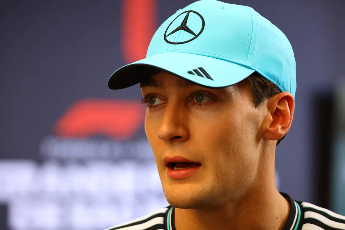 George Russell tijdens een persmoment in Brazilië