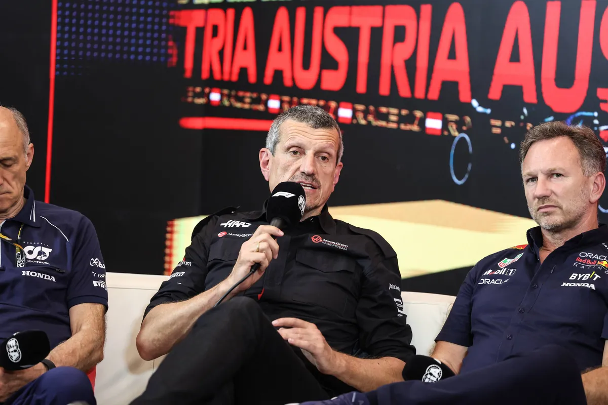 Guenther Steiner en Christian Horner tijdens een persconferentie