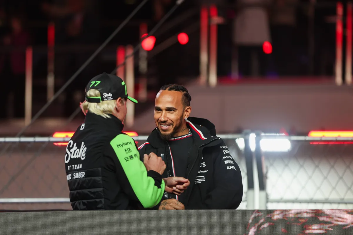 Lewis Hamilton en Valtteri Bottas tijdens de drivers parade in Las Vegas 2024