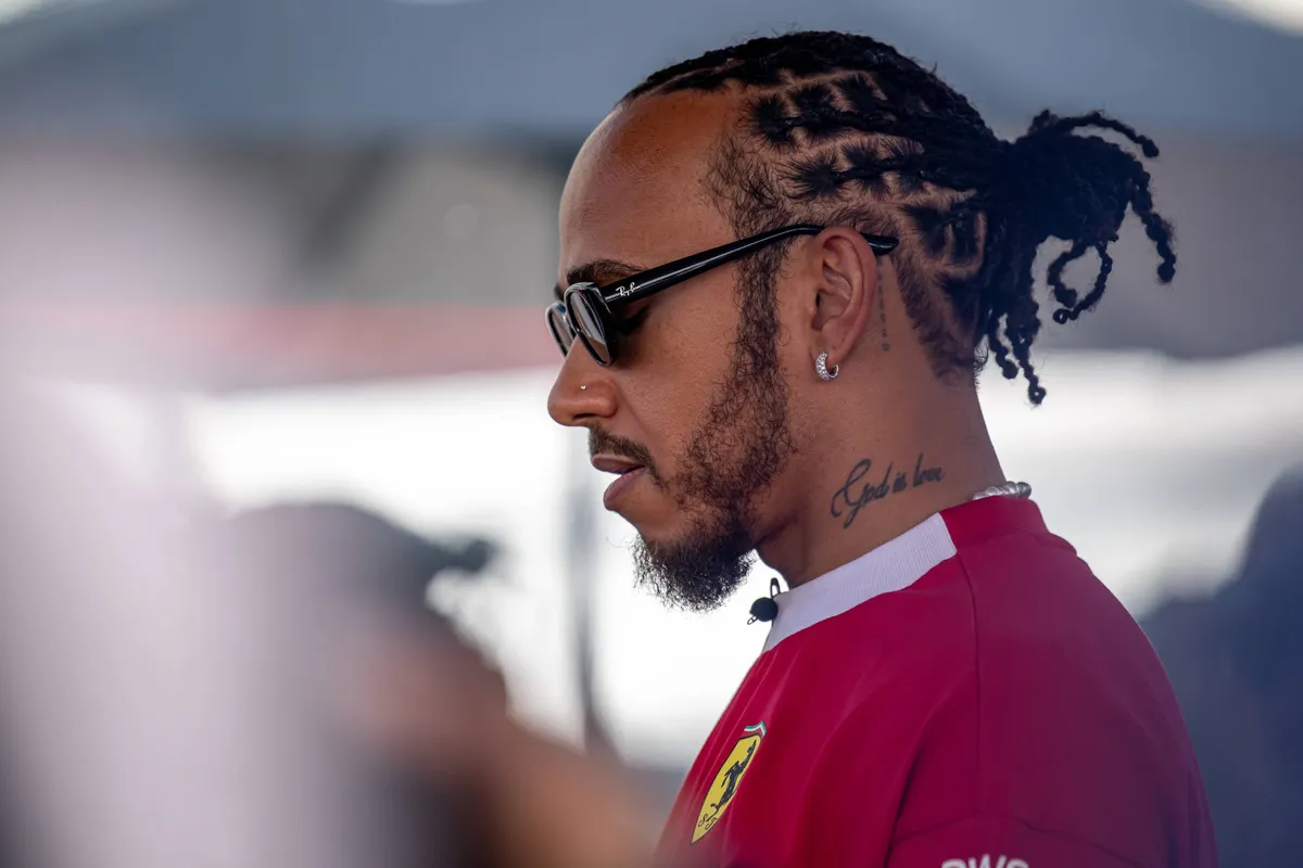 Ferrari-coureur Lewis Hamilton in de F1-paddock in Mexico na de Grand Prix van 2025