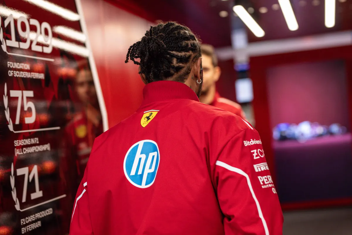 Ferrari-coureur Lewis Hamilton in de garage in Brazilië