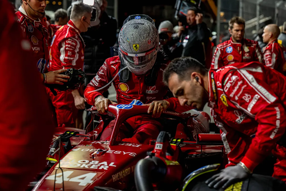 Ferrari-coureur Lewis Hamilton op de grid in Las Vegas