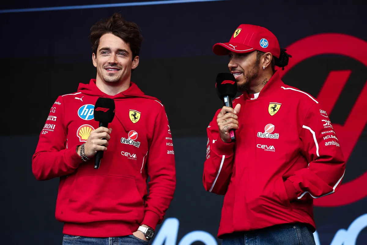 Lewis Hamilton en Charles Leclerc in de fanzone in Azerbeidzjan in 2025