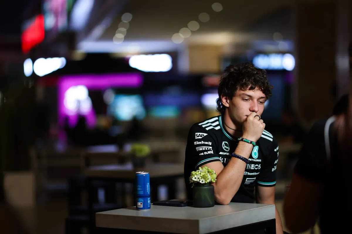 Kimi Antonelli tijdens een interview in Qatar