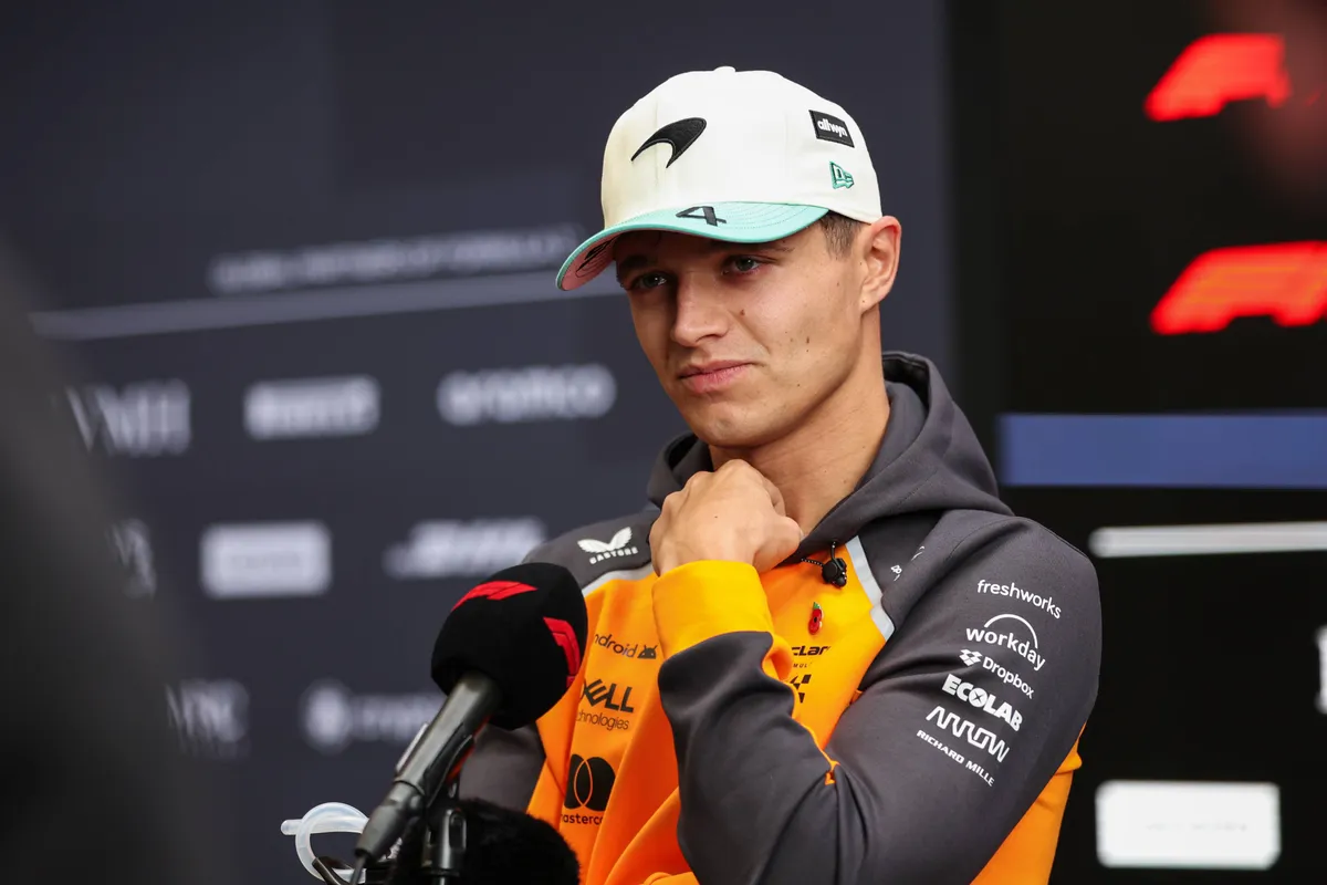 lando norris tijdens persmoment in brazilië