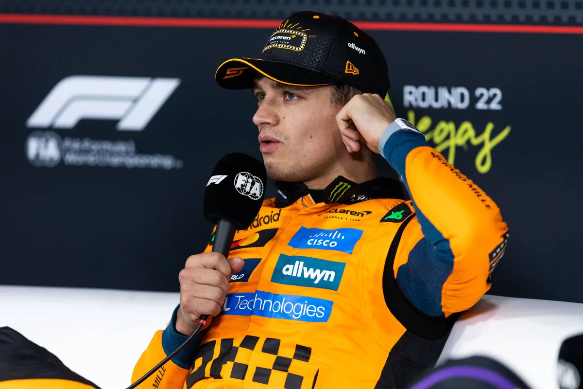 Lando Norris tijdens een persconferentie in Las Vegas