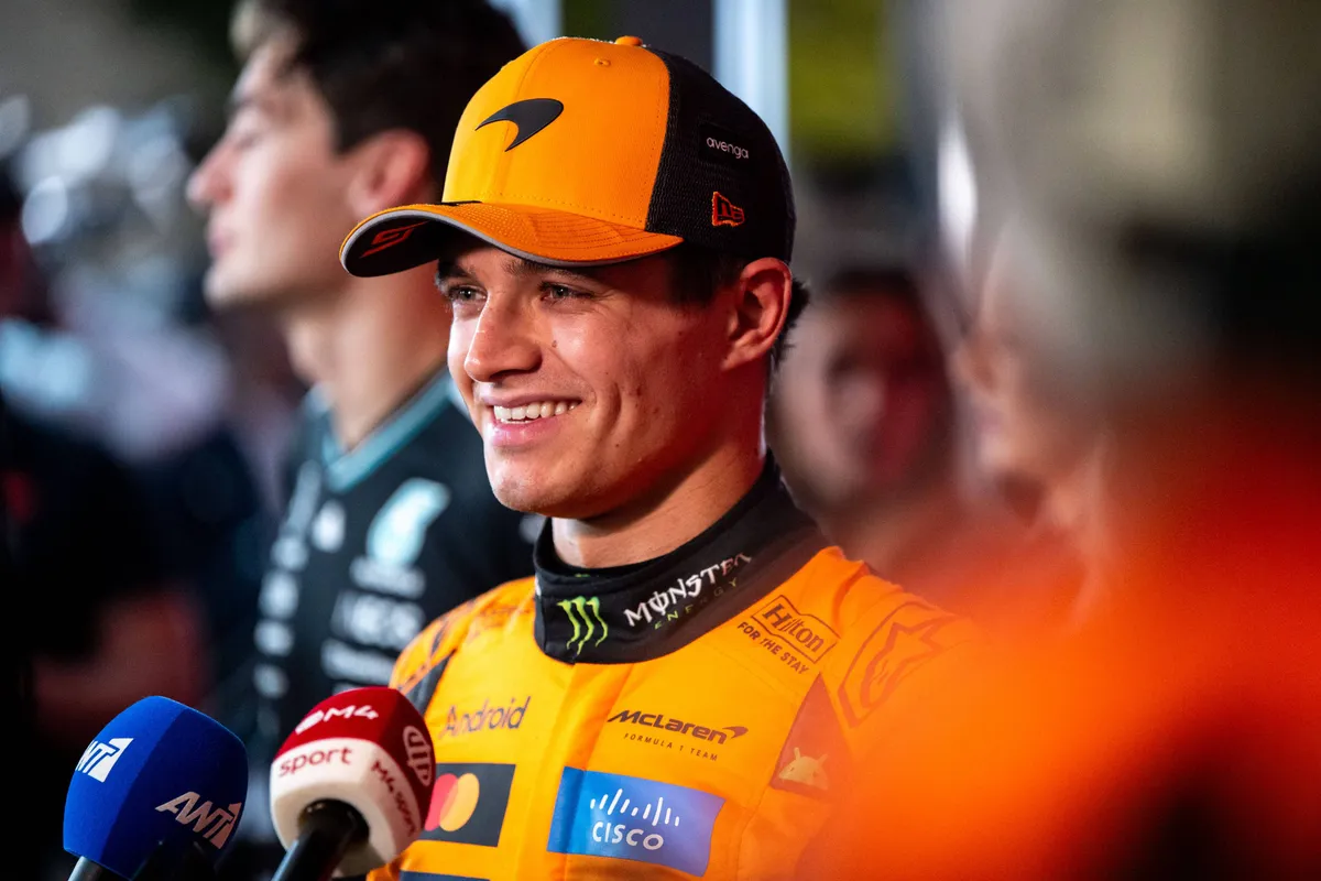 Lando Norris tijdens een persmoment in Qatar