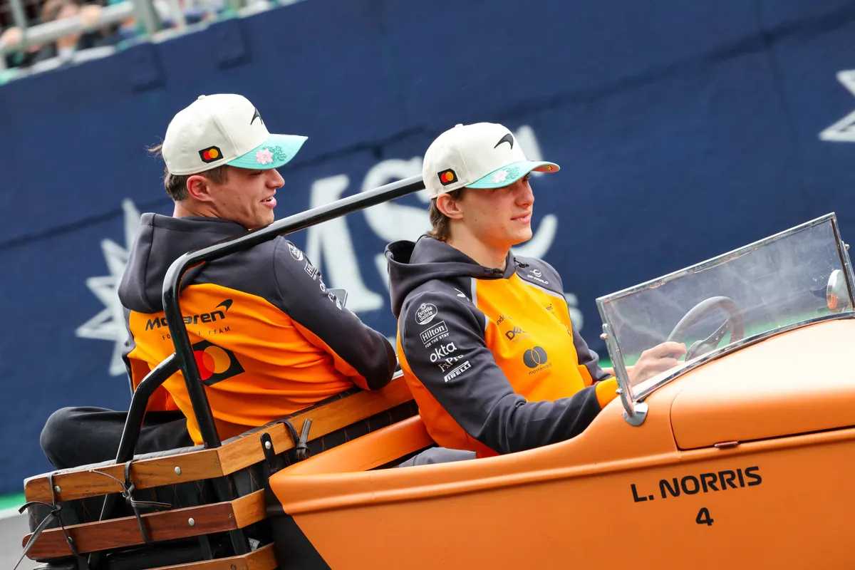 Lando Norris en Oscar Piastri tijdens de rijdersparade in Brazilië