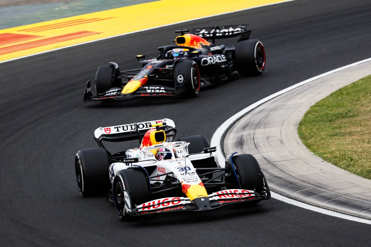 Max Verstappen rijdt achter Liam Lawson tijdens de Grand Prix van Hongarije in 2025