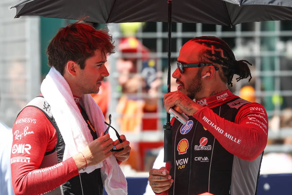 Ferrari-coureurs Lewis Hamilton en Charles Leclerc op de grid in Oostenrijk