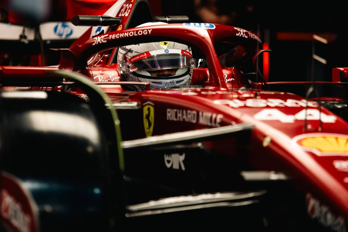 Lewis Hamilton in zijn Ferrari tijdens het raceweekend in Las Vegas