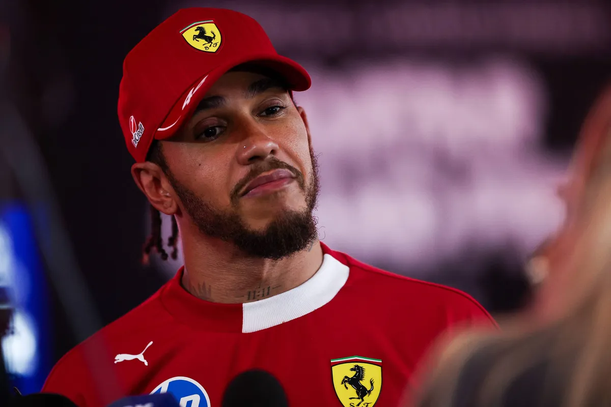 Lewis Hamilton tegenover de pers in Qatar