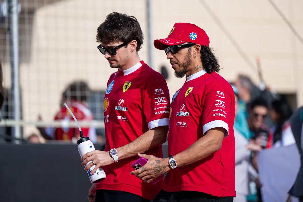 lewis hamilton en charles leclerc tijdens het raceweekend in bahrein