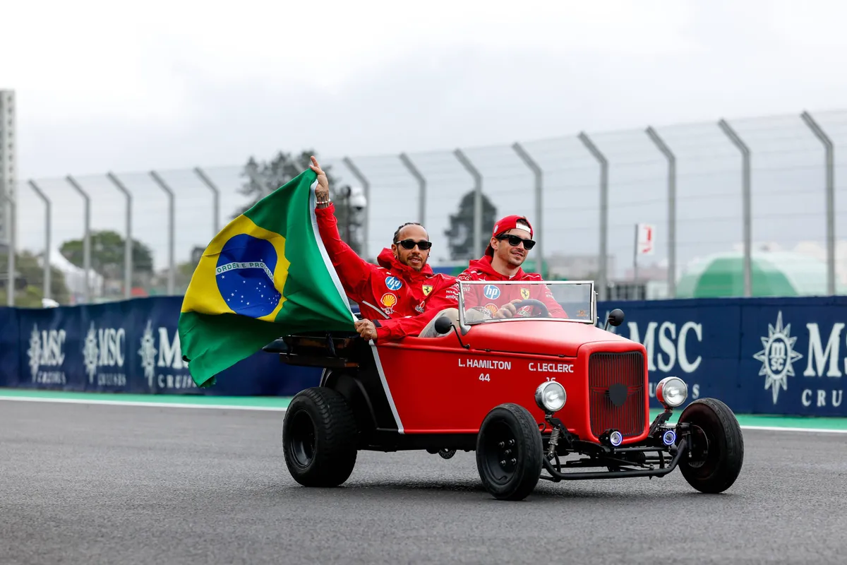 Ferrari-coureurs Lewis Hamilton en Charles Leclerc tijdens de coureursparade voorafgaand aan de GP van Brazilië