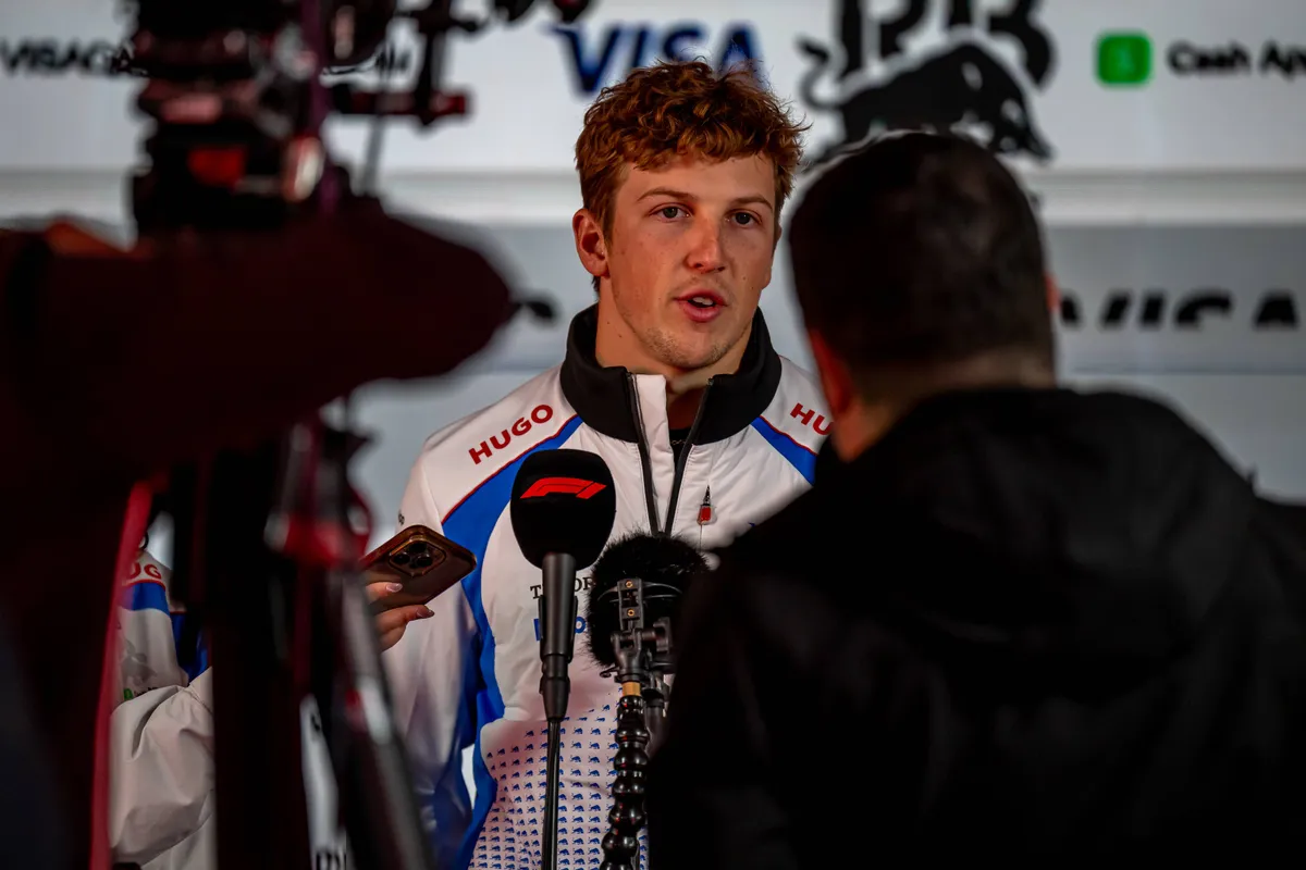 Liam Lawson tijdens persmoment in Las Vegas