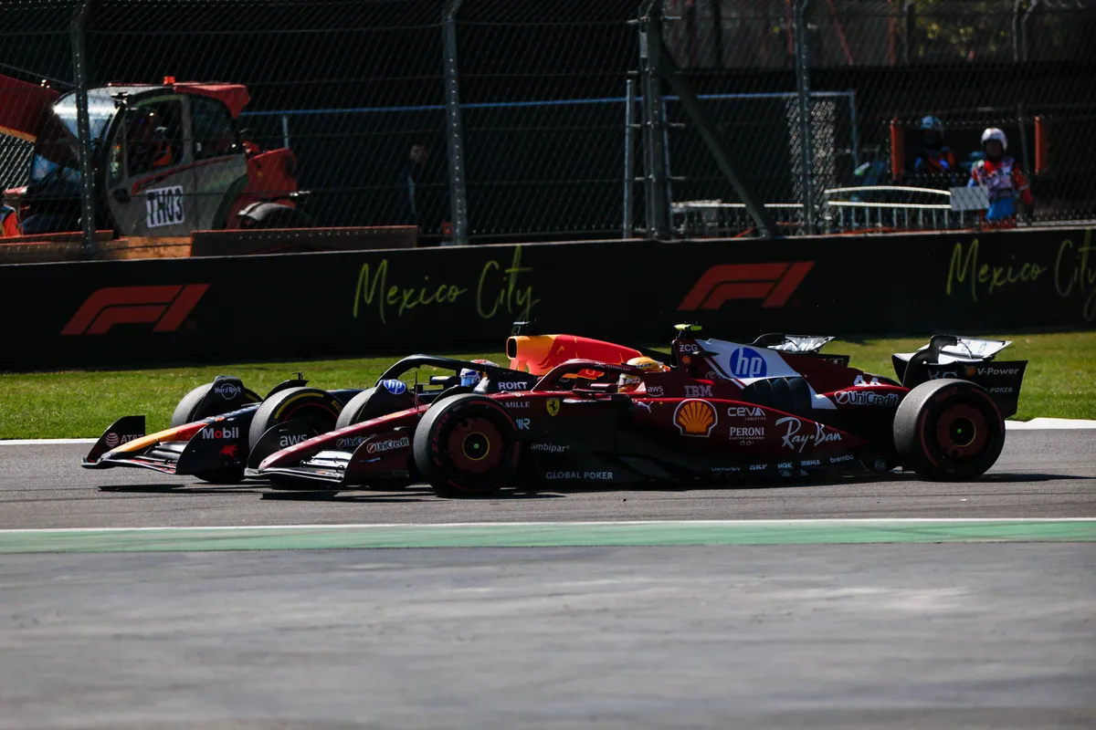 Red Bull-coureur Max Verstappen doet een poging om Ferrari-coureur Lewis Hamilton in te halen tijdens de GP van Mexico, wat een incident tot gevolg heeft in 2025