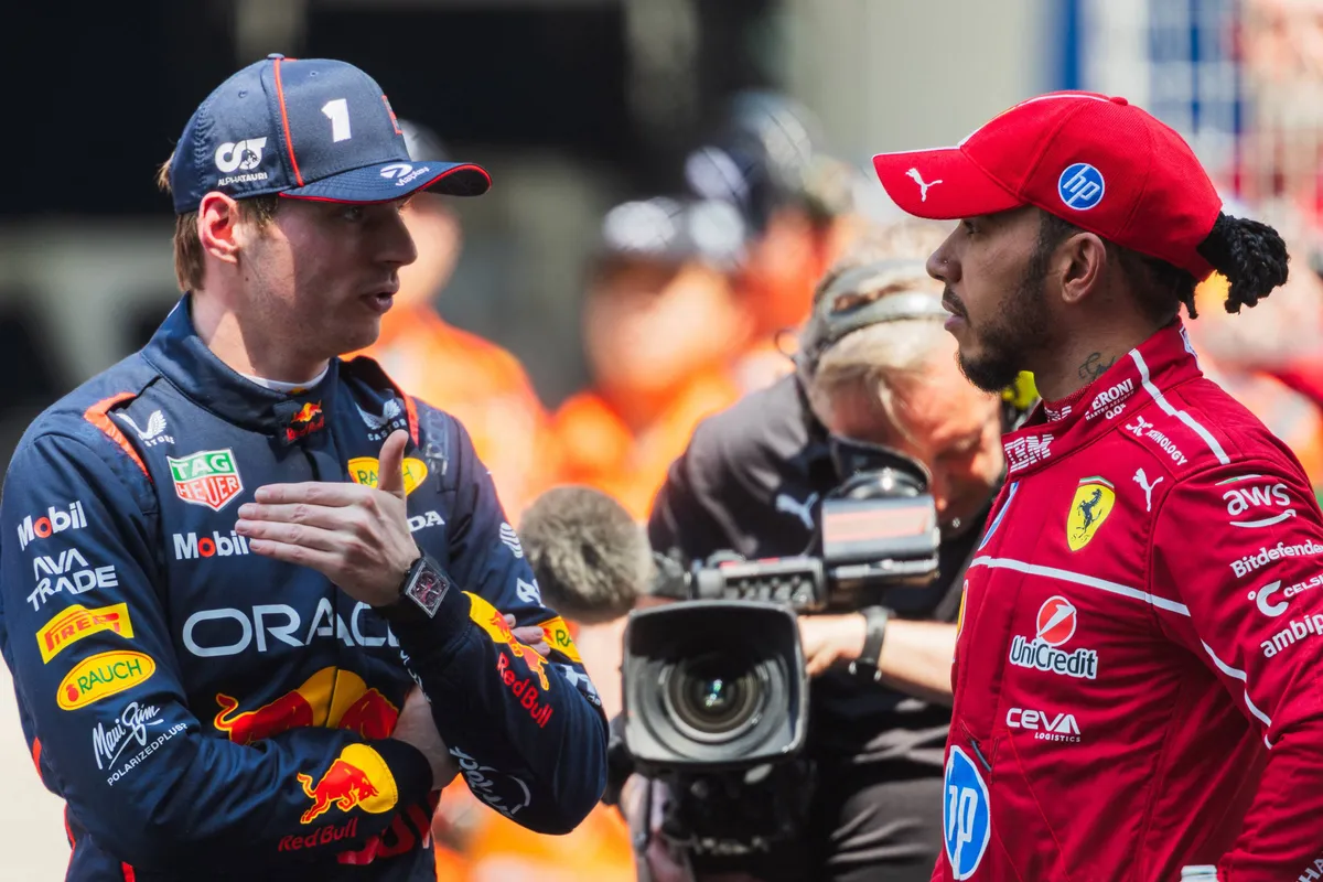 Ferrari-coureur Lewis Hamilton in gesprek met Max Verstappen tijdens het 2025 F1-seizoen