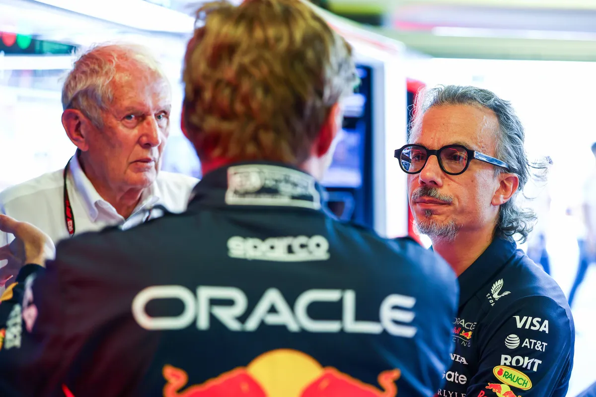 Max Verstappen met Red Bull-teambaas Laurent Mekies en adviseur Helmut Marko in de Red Bull-garage