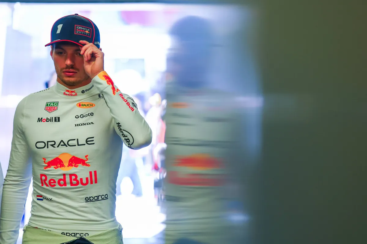 Red Bull-coureur Max Verstappen kijkt teneergeslagen in de Red Bull-garage in Mexico