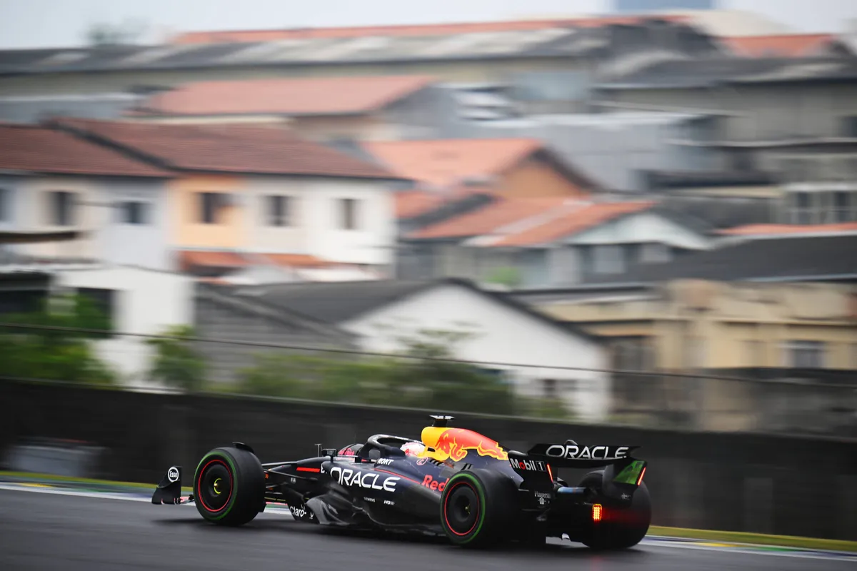 Red Bull-coureur Max Verstappen in actie in de regen tijdens GP Brazilië in 2024