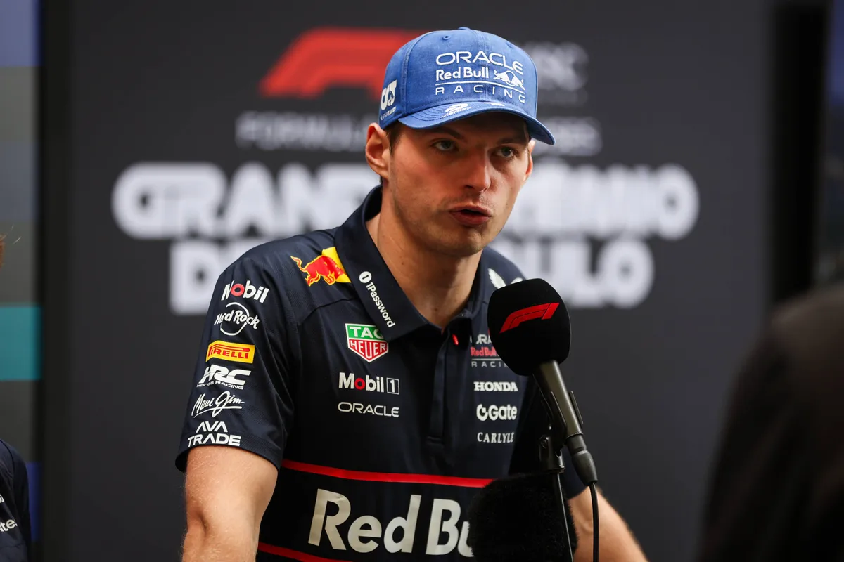 Red Bull-coureur Max Verstappen voor de microfoon van F1TV in Brazilië