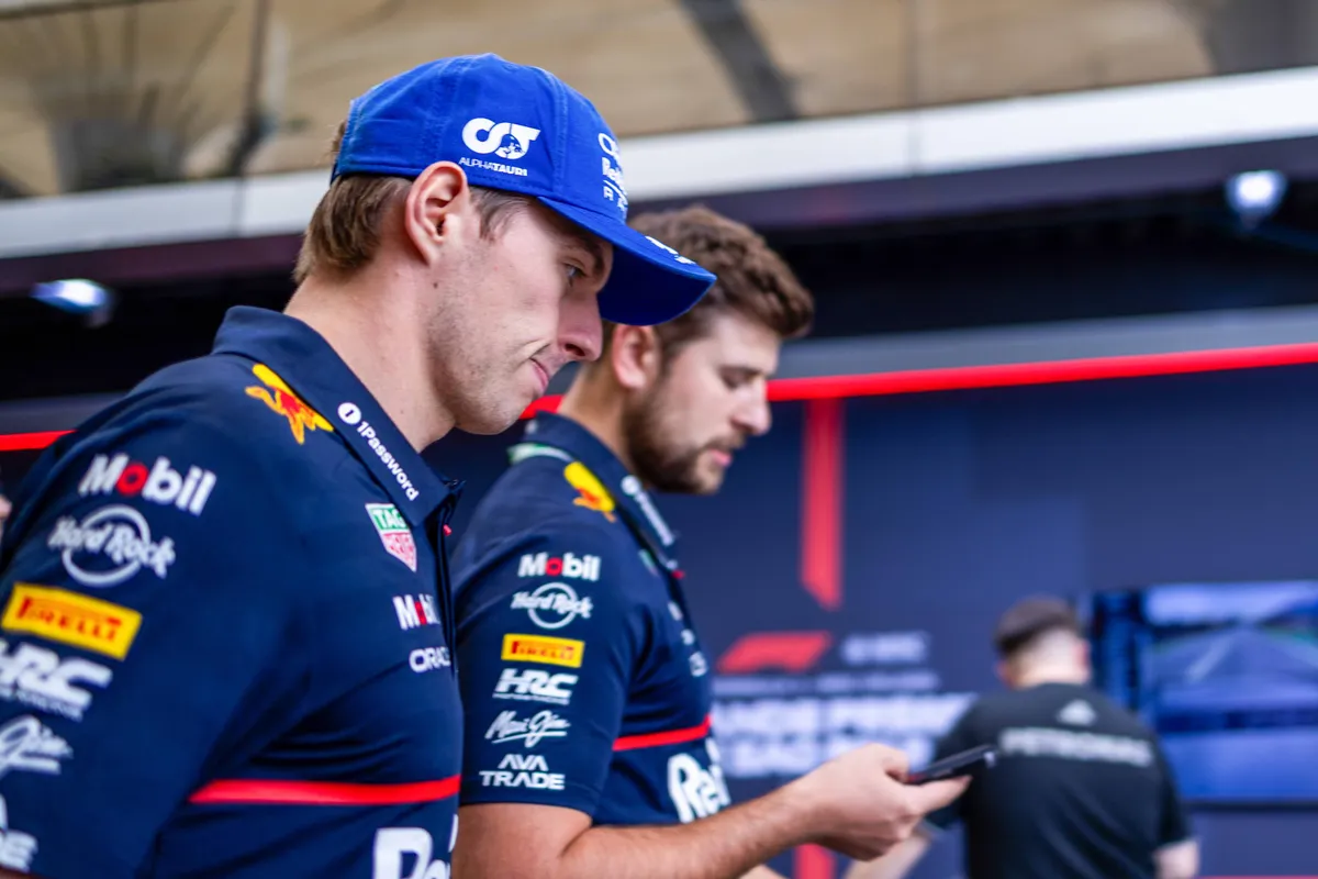 Max Verstappen met een mediavertegenwoordiger van Red Bull in de F1-paddock in Brazilië