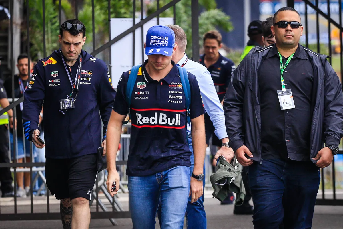 Red Bull-coureur Max Verstappen in de paddock in Brazilië