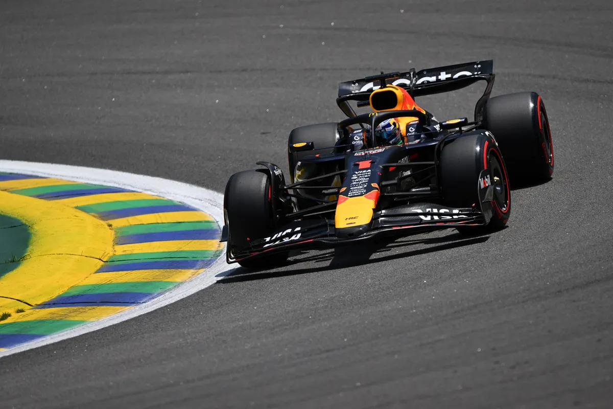 De Red Bull RB21 van Max Verstappen tijdens VT1 in Brazilië
