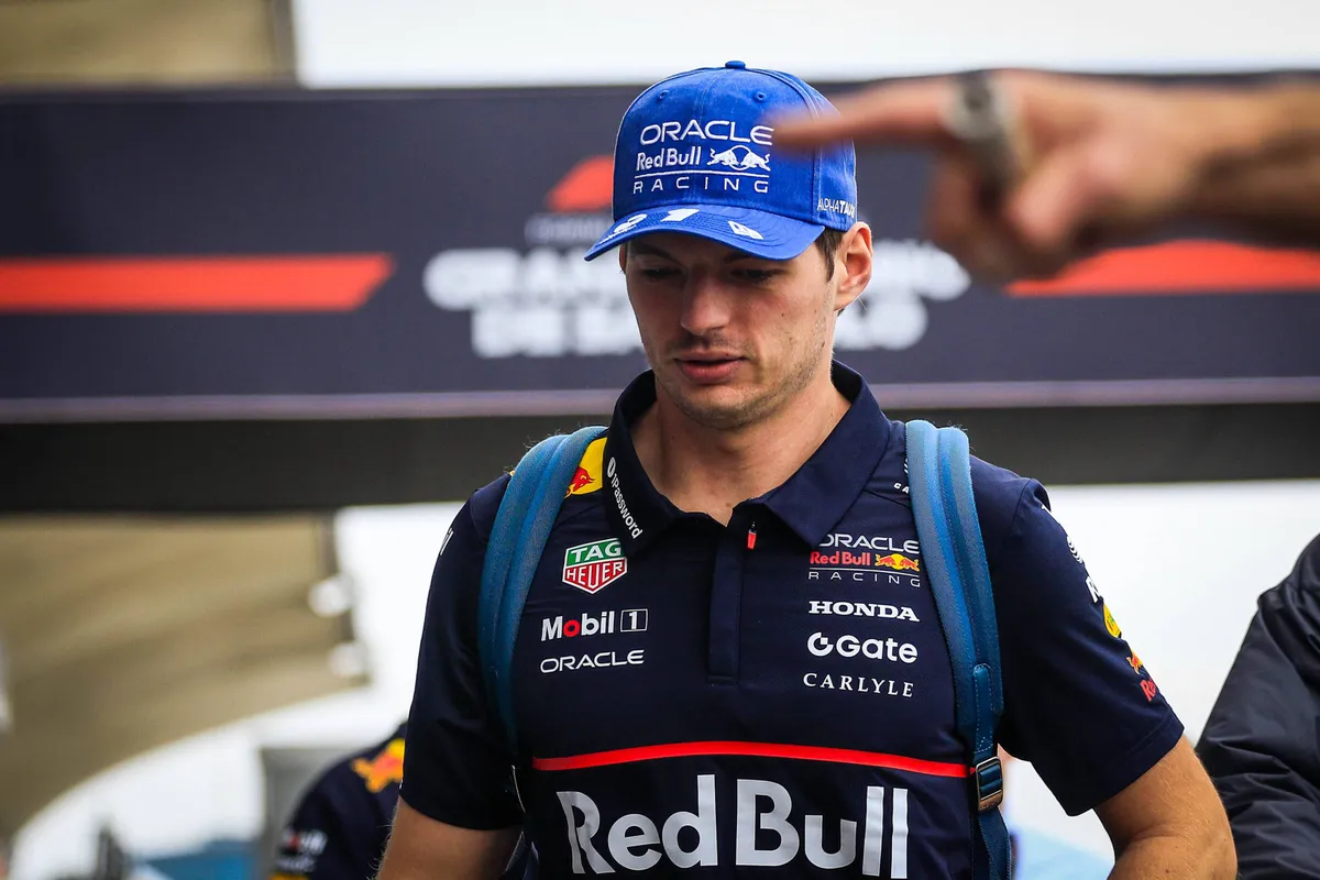Red Bull-coureur Max Verstappen in de F1-paddock in Brazilië in 2025