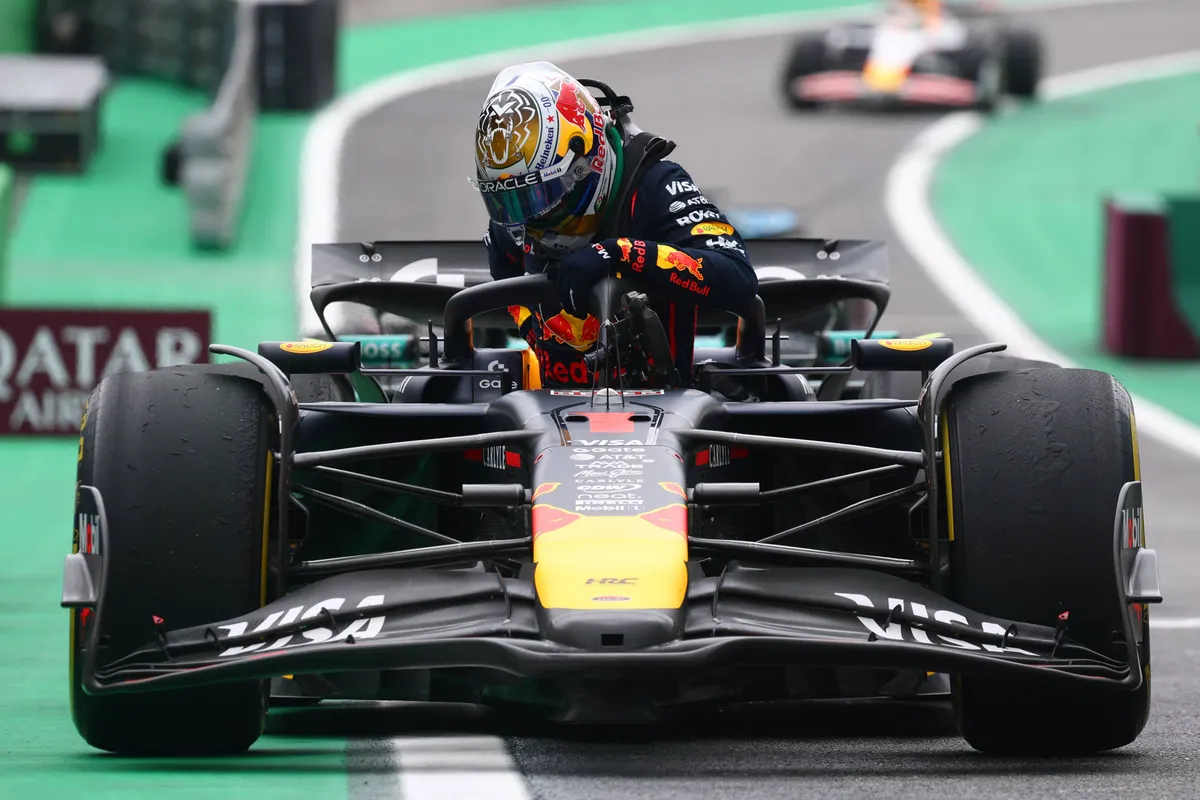 Max Verstappen stapt uit zijn Red Bull-auto na de Sprint in Brazilië