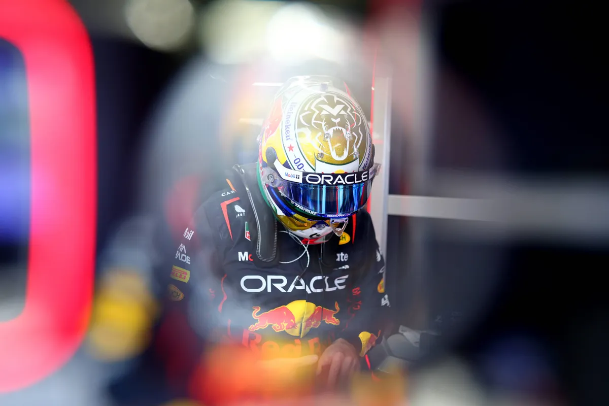 Red Bull-coureur Max Verstappen in de garage tijdens de kwalificatie in Brazilië