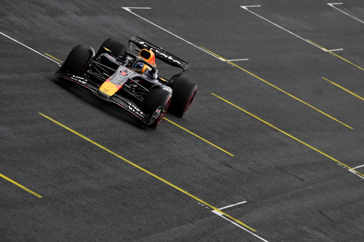 Red Bull-coureur Max Verstappen op Interlagos op de zachte Pirelli-banden