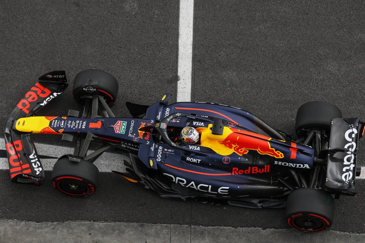 De Red Bull RB21 van Max Verstappen in Brazilië, zonder de updates uit Mexico