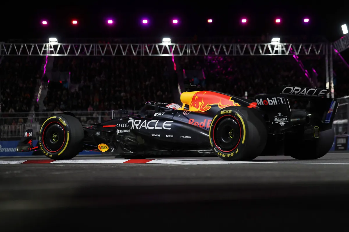 Max Verstappen in zijn Red Bull in Las Vegas