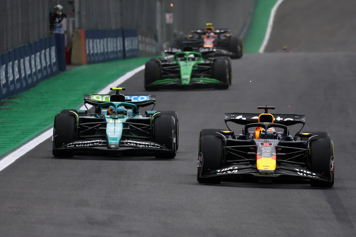 Max Verstappen haalt Fernando Alonso in tijdens de Grand Prix van Brazilië in 2025