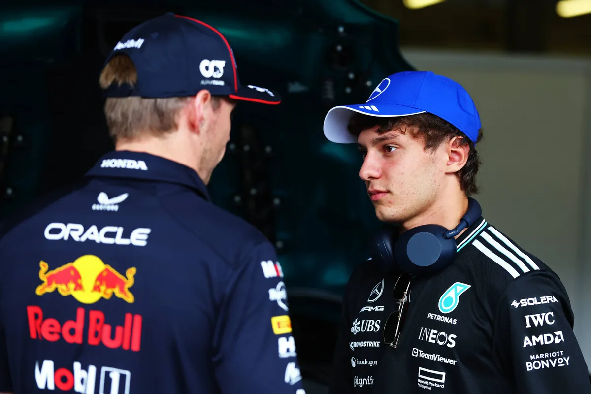 Max Verstappen en Kimi Antonelli met elkaar in gesprek voor de gridwalk voor de Grand Prix van Mexico in 2025