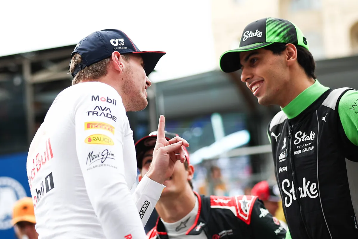 Max Verstappen en Gabriel Bortoleto voorafgaand aan de Grand Prix van Azerbeidzjan in 2025