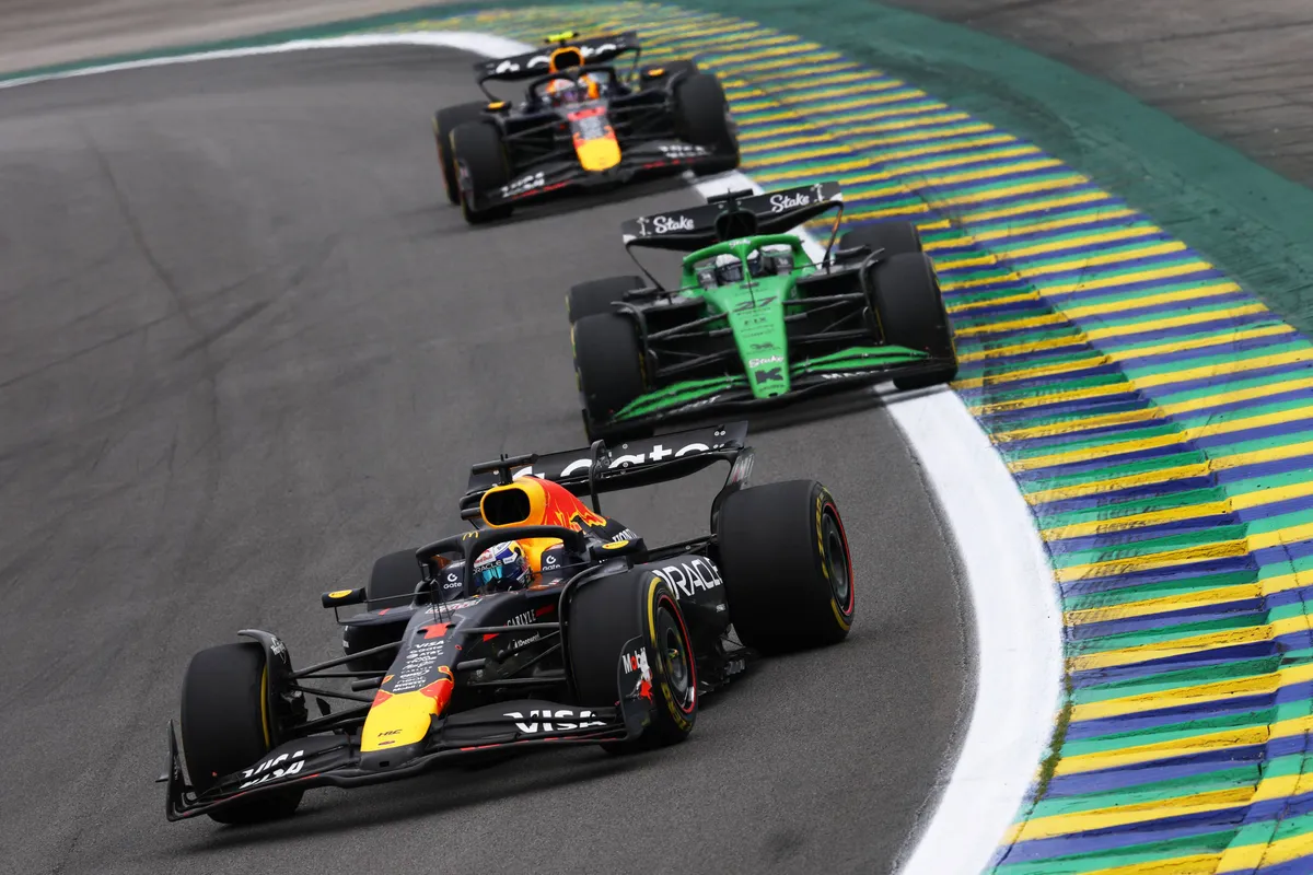 Max Verstappen heeft Gabriel Bortoleto in de Sauber ingehaald tijdens GP Brazilië 2025
