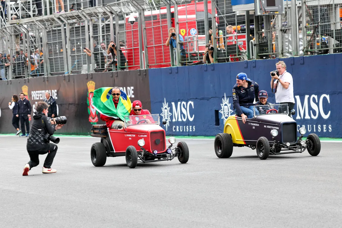 Max Verstappen en Yuki Tsunoda racen tegen Lewis Hamilton en Charles Leclerc in de drivers parade in Brazilië