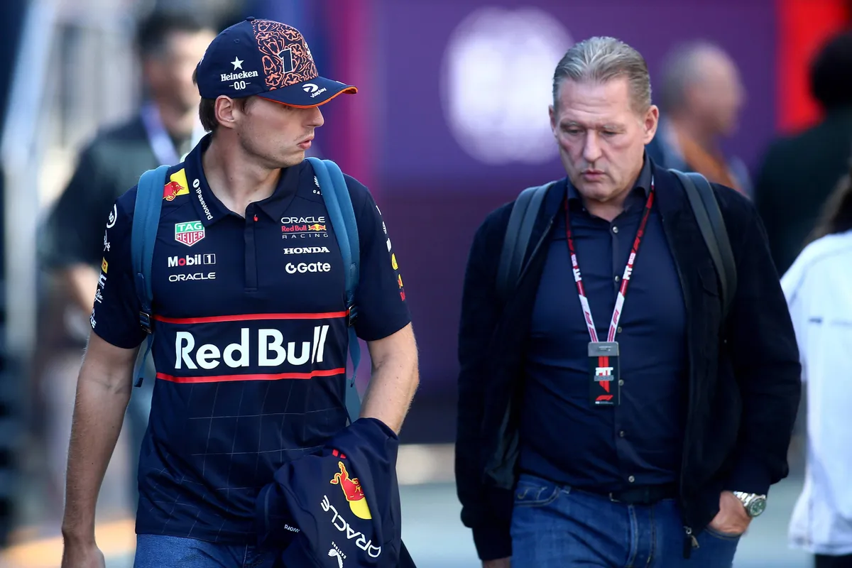 Max Verstappen met vader Jos Verstappen in de F1-paddock in 2025