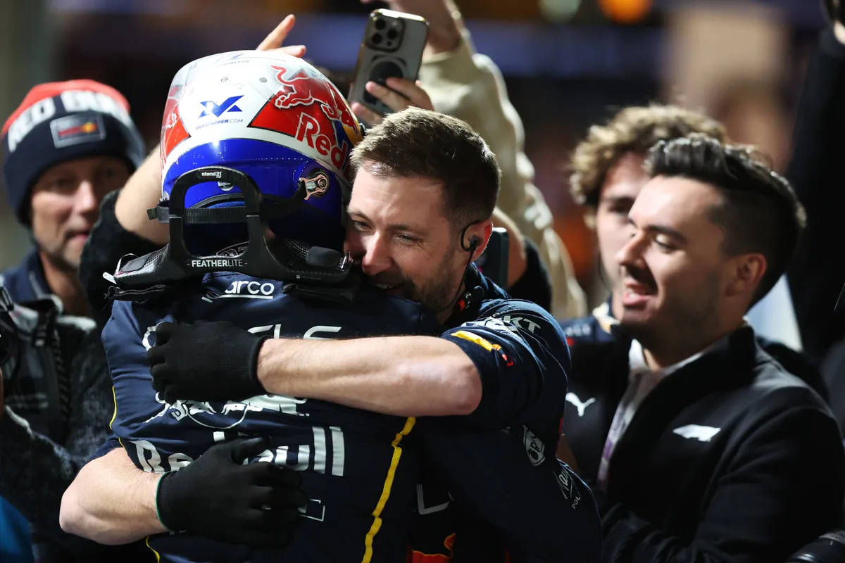 Max Verstappen en zijn monteurs van Red Bull na de zege in Las Vegas